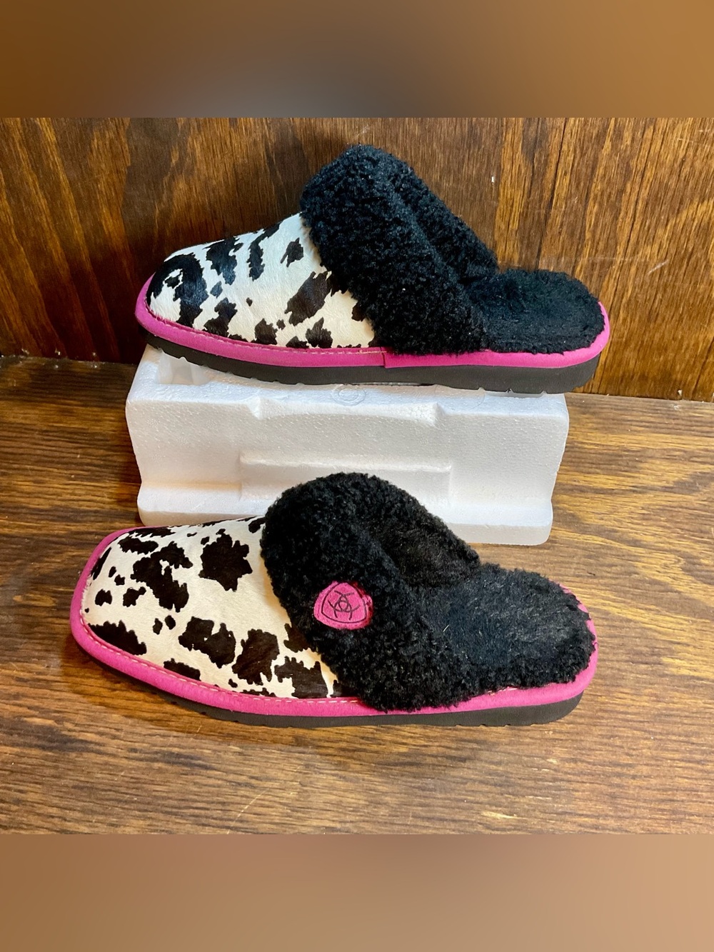 ARIAT Slippers Sandals Women’s size 9 Cow Design  2830-970 Great Condition